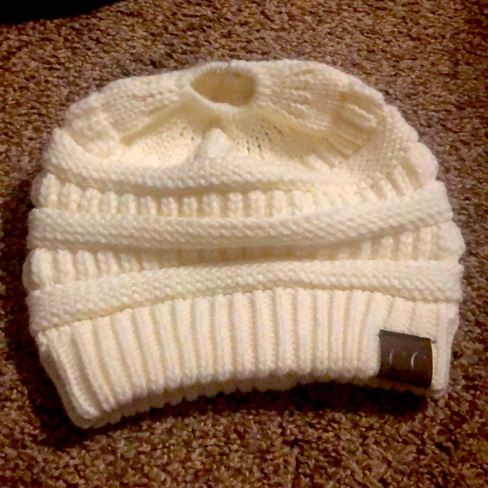Cc pony tail beanie